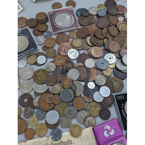 428 - Mixed coins from around the world to include Victorian and later pennies, coinage of Middle East, Eu... 