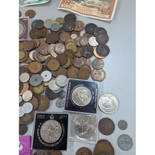 428 - Mixed coins from around the world to include Victorian and later pennies, coinage of Middle East, Eu... 