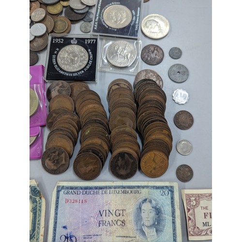 428 - Mixed coins from around the world to include Victorian and later pennies, coinage of Middle East, Eu... 