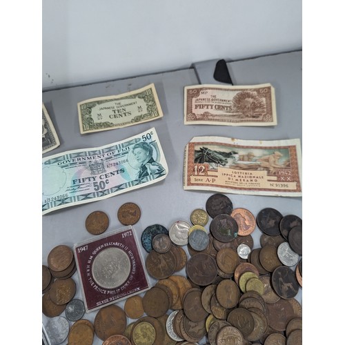 428 - Mixed coins from around the world to include Victorian and later pennies, coinage of Middle East, Eu... 