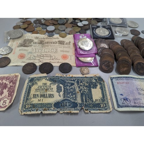 428 - Mixed coins from around the world to include Victorian and later pennies, coinage of Middle East, Eu... 