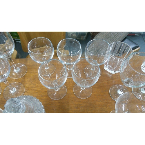 486 - Crystal to include a set of four Dartington crystal wine glasses and Nachtmann crystal tumbler and o... 