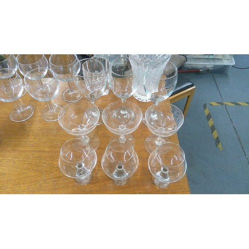 486 - Crystal to include a set of four Dartington crystal wine glasses and Nachtmann crystal tumbler and o... 