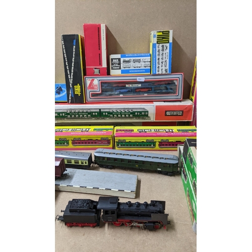 488 - A selection of boxed and loose HO gauge to include two Eisenbahn-Modelbau locomotives, Schicht carri... 