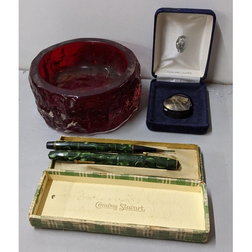 495 - A mixed lot to include a Whitefriars ruby glass bowl, silver pill box, and boxed Conway Stewart pen ... 