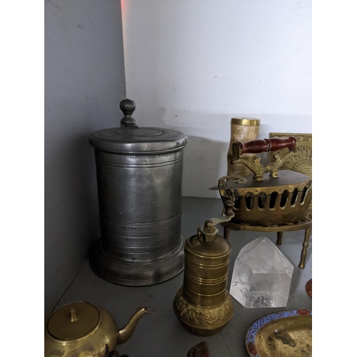 512 - A mixed lot of brassware and pewter and other items to include a Victorian plated thimble holder, an... 