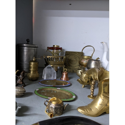 512 - A mixed lot of brassware and pewter and other items to include a Victorian plated thimble holder, an... 