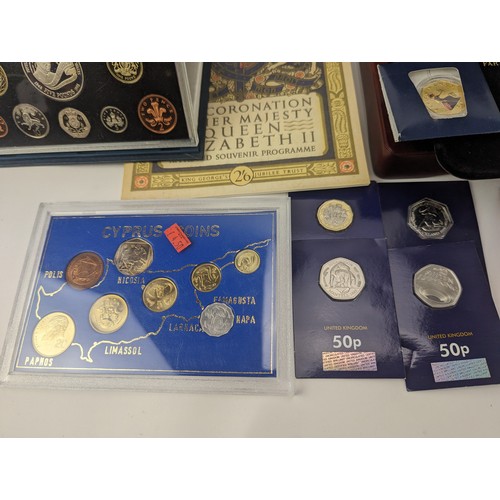 86 - A mixed group of UK and other world proof and other coinage to include a change checker album of £2 ... 