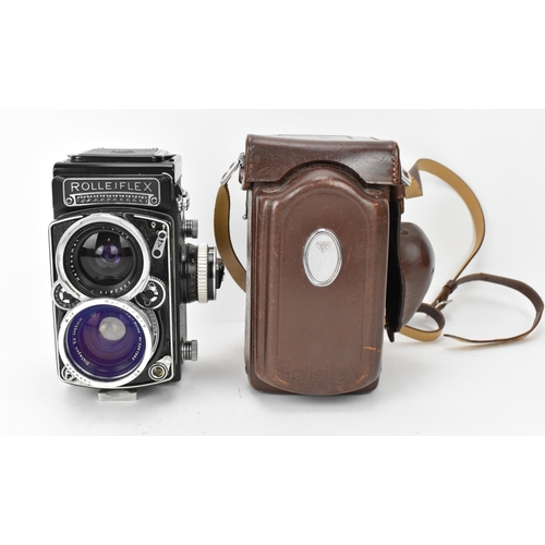 233 - A Rolleiflex Synchro-Compur wide angle TLR camera, in black, 2490041, with Carl Zeiss Distagon 1:4 f... 