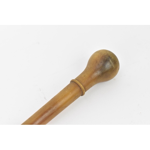 177 - A 19th century rhino horn swagger stick, of tapered form with knopped end, 49 cm long