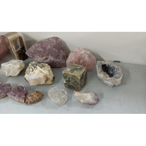 259 - A selection of semi-precious rock crystals to include amethysts, onyx, rose quartz and others
Locati... 