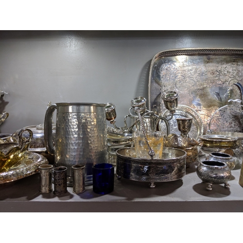 320 - Mixed silverplate to include tankards, a twin handled dish, serving dishes, a tray, a coffee pot and... 