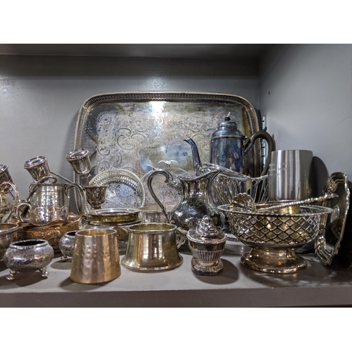 320 - Mixed silverplate to include tankards, a twin handled dish, serving dishes, a tray, a coffee pot and... 