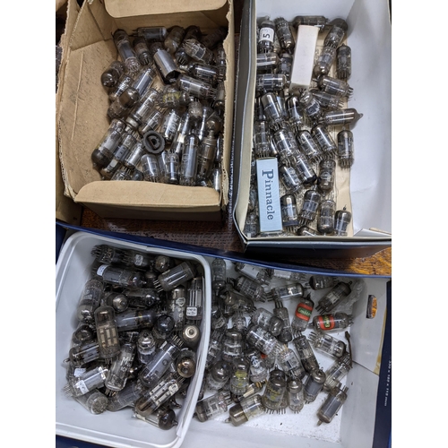 276 - A quantity of vintage radio valves to include Mullard PL38 and 36, UABC80, Cossor SU2150A, Osram DH6... 