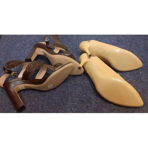 69 - Two pairs of modern ladies shoes, unworn, to include a pair of cream court shoes with sling backs, U... 