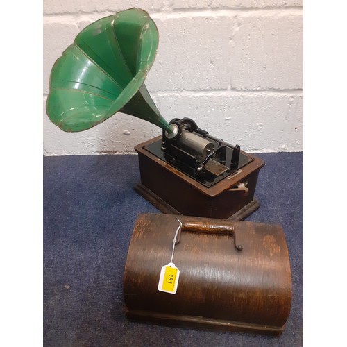 191 - An Edison Standard Phonograph number 524000, in an oak case with domed oak lid.
Location: 1.1