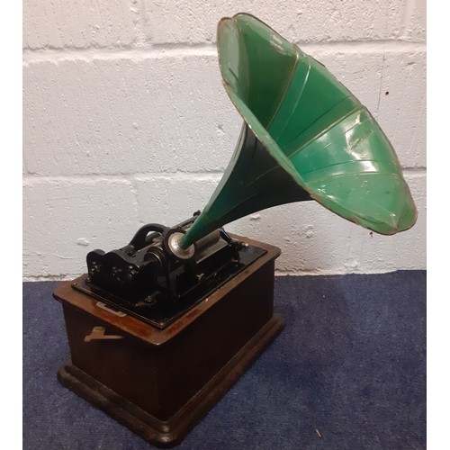 191 - An Edison Standard Phonograph number 524000, in an oak case with domed oak lid.
Location: 1.1