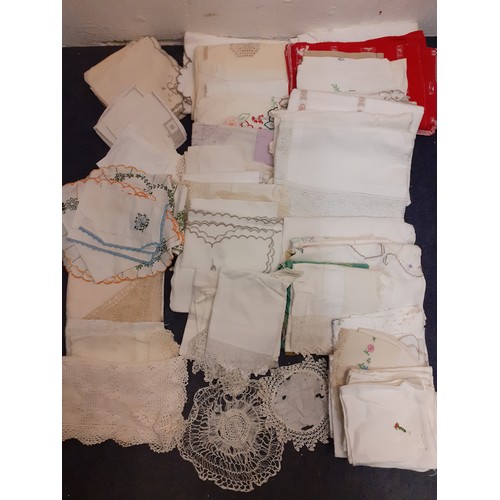 471 - A large quantity of vintage table linen to include early 20th Century examples with crotchet trim, c... 