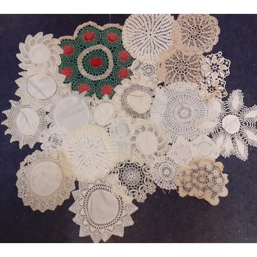 471 - A large quantity of vintage table linen to include early 20th Century examples with crotchet trim, c... 