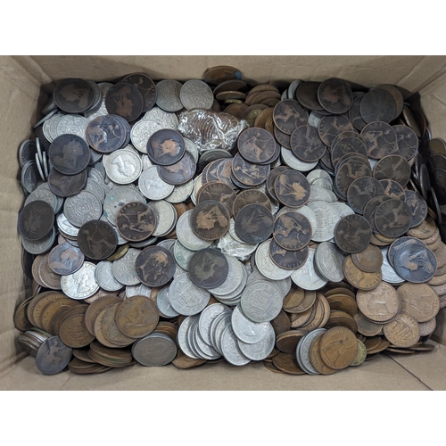 482 - A quantity of British coins, Victorian and later pennies, along with past 1947 half crowns, florins/... 