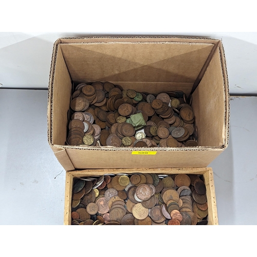 509 - A quantity of mixed world coins to include British post-1947 shillings, pennies, and others, along w... 