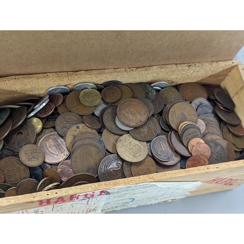 509 - A quantity of mixed world coins to include British post-1947 shillings, pennies, and others, along w... 