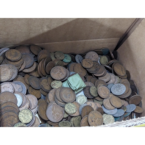 509 - A quantity of mixed world coins to include British post-1947 shillings, pennies, and others, along w... 