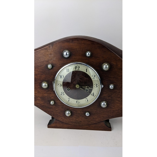 60 - An early/mid 20th century mahogany propeller boss mantle clock, the 6 inch dial having a chrome surr... 