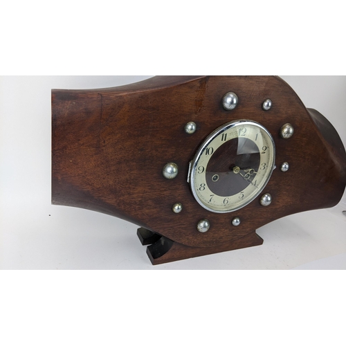 60 - An early/mid 20th century mahogany propeller boss mantle clock, the 6 inch dial having a chrome surr... 