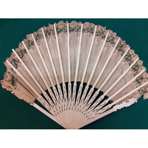 145 - A mixed lot comprising an Edwardian cream silk fan A/F, an early 20th Century cream silk beaded even... 