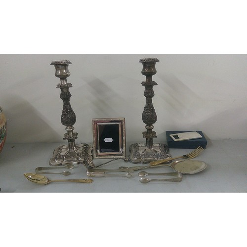 320 - A mixed lot to include a collection of crested China ornaments together with mixed scent bottles, ci... 