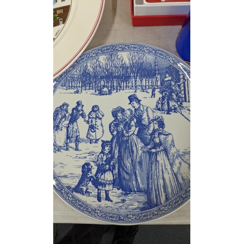 315 - Christmas related ceramics and glassware to include Villeroy & Boch Naif Christmas plates, a cake pl... 