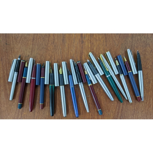 21 - A collection of 15 Parker pens, mostly fountain pens to include Parker 88 sets, Parker Frontier and ... 