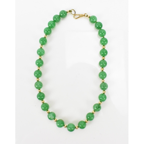 184A - A green jade same-sized bead and 9ct gold necklace, with 26 approx. 12mm diameter round jade beads, ... 