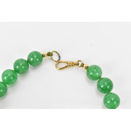 184A - A green jade same-sized bead and 9ct gold necklace, with 26 approx. 12mm diameter round jade beads, ... 