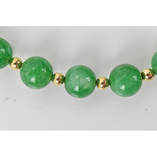 184A - A green jade same-sized bead and 9ct gold necklace, with 26 approx. 12mm diameter round jade beads, ... 