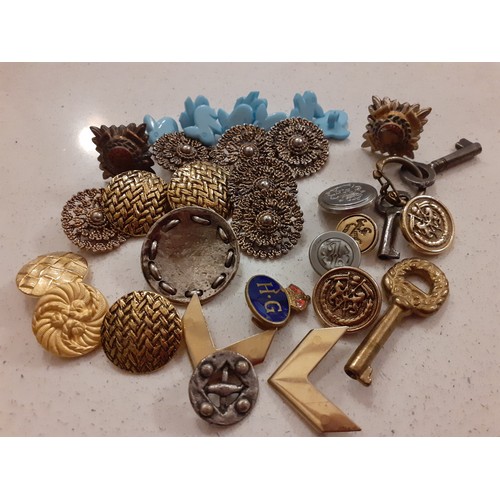 121 - A quantity of vintage and modern buttons to include a pair of  WW2 military officer pips dress butto... 