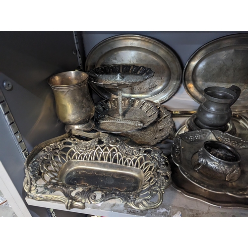 346 - Mixed metalware to include silver plated trays, platter, tankards along with pewter examples
Locatio... 