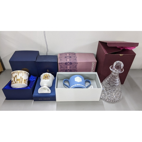 380 - Boxed collectables to include Bridge Crystal by Old Hall decanter, Wedgwood mug, Royal Worcester and... 