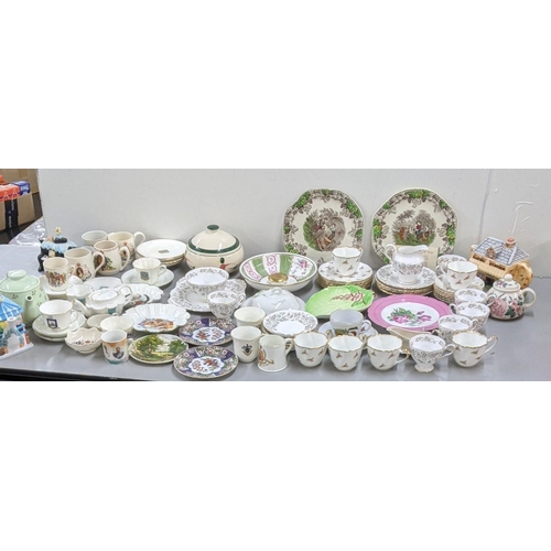 437 - A mixed lot of ceramics to include Royal related ceramics to include a tea pot, cups and saucers and... 