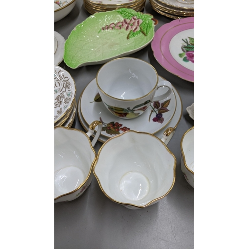 437 - A mixed lot of ceramics to include Royal related ceramics to include a tea pot, cups and saucers and... 