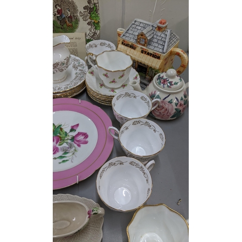 437 - A mixed lot of ceramics to include Royal related ceramics to include a tea pot, cups and saucers and... 