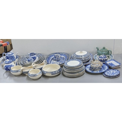 438 - A mixed lot of blue and white ceramics to include various serving plates, dinner and side plates, a ... 