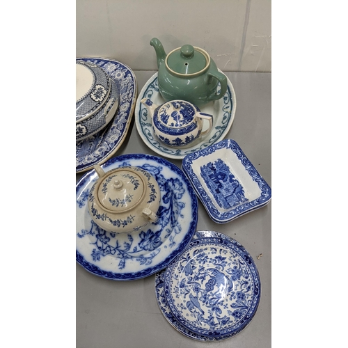 438 - A mixed lot of blue and white ceramics to include various serving plates, dinner and side plates, a ... 