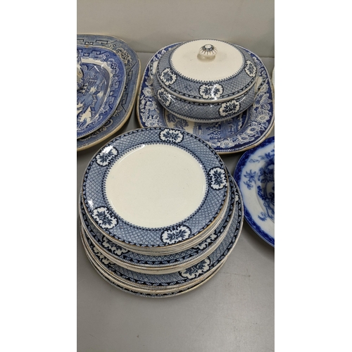 438 - A mixed lot of blue and white ceramics to include various serving plates, dinner and side plates, a ... 