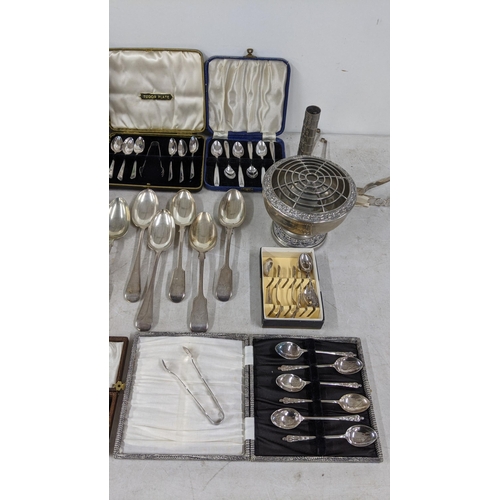 439 - A mixed lot of silver plate to include Fiddle pattern table spoons and others, boxed plated teaspoon... 