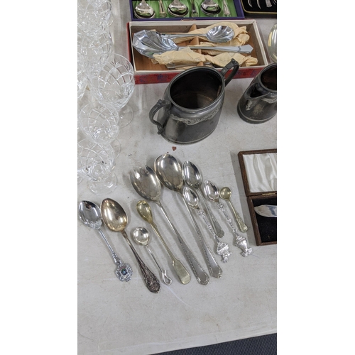 439 - A mixed lot of silver plate to include Fiddle pattern table spoons and others, boxed plated teaspoon... 