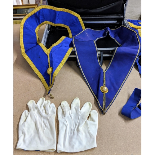 476 - Masonic and Freemasons items to include a Masons white leather apron with London emblem, paperwork r... 