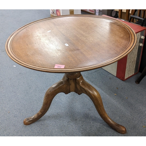 482 - A Georgian mahogany snap top occasional table having a dish top and on three cabriole legs, 53cm h x... 