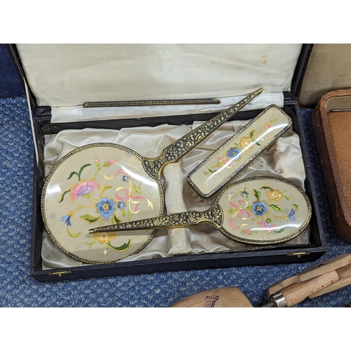 491 - A mixed lot to include a boxed brush set A/F, vintage grooming set A/F along with a pair of Geotin D... 